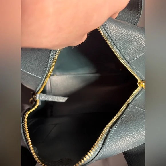 Mark & Graham Everyday Crossbody Tote - Picture 4 of 5